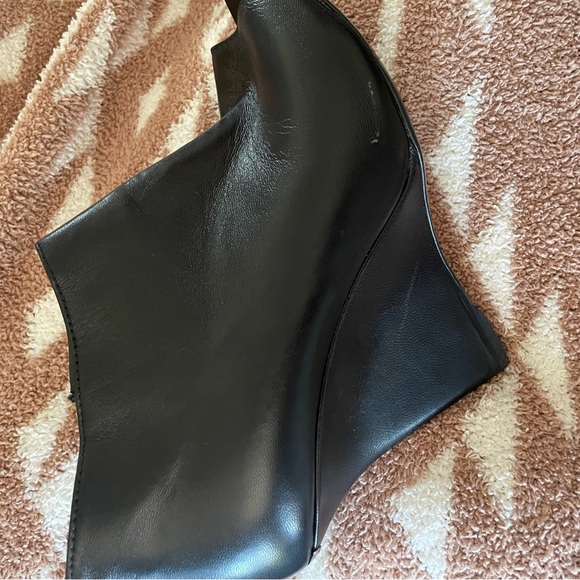 Black leather booties one has a scratch on infertility heal - Picture 5 of 6